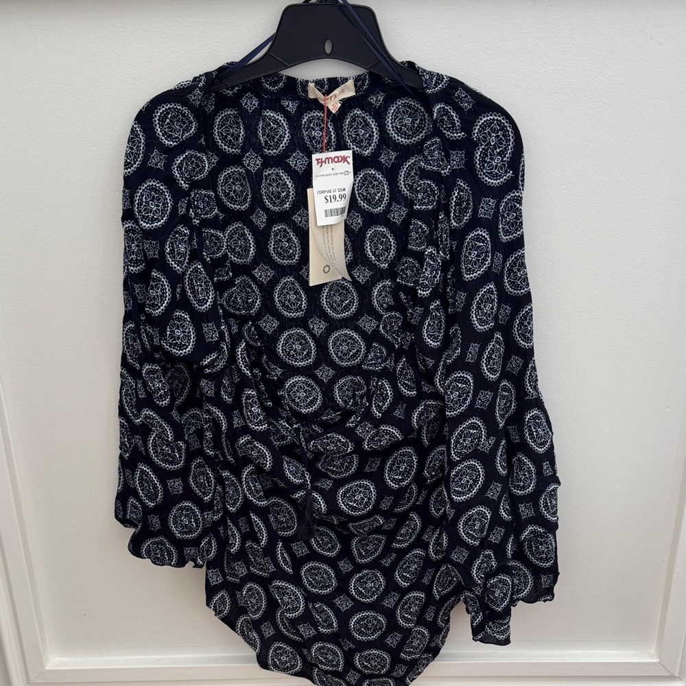 Solitaire Black and White Circle Pattern Blouse